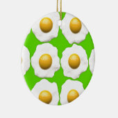 かわいいポップアートはライムグリーンの背景で卵を投げつけます セラミックオーナメント (右)
