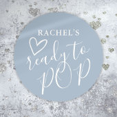 かわいいポップ・アートのハートほこりっぽい青い男の子の赤ちゃんシャワー準備 ラウンドシール