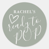 かわいいポップ・アートのハートセージ緑の赤ちゃんシャワー準備ができて ラウンドシール (正面)