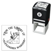 かわいいマウスがスイスチーズの滑り台にいる図書館の本の名前 セルフインキングスタンプ (インサイチュ)