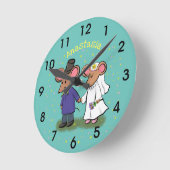 かわいいマウスカップルの漫画イラストレーション ラウンド壁時計 (傾斜)