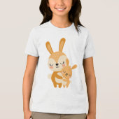 かわいいママうさぎが赤ちゃんうさぎを抱っこしているイラスト トライブレンドTシャツ (正面)