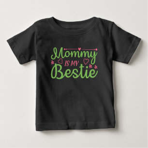 かわいいママは私のベスティー引用文ピンクグリーンベビー ベビーTシャツ