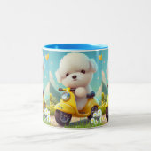 かわいいマルチーズ子犬イエロースクーターパーソナライズされた ツートーンマグカップ (中央)