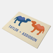 かわいいマンガのキャンペールカップルパーソナライズされた二人 ドアマット (アングル)