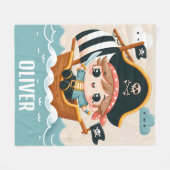 かわいいマンガのセーラー海賊ボーイと海賊船 フリースブランケット (正面(横))