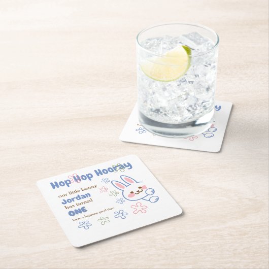 かわいいマンガのバニーが1人の男の子を1歳の誕生日に スクエアペーパーコースター (インサイチュ)