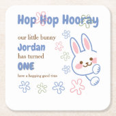 かわいいマンガのバニーが1人の男の子を1歳の誕生日に スクエアペーパーコースター (正面)