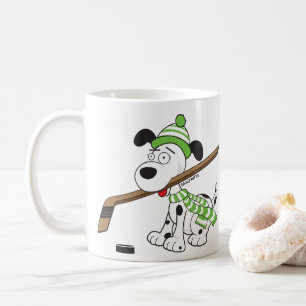 かわいいマンガのホッケー犬緑のスカーフと帽子 コーヒーマグカップ
