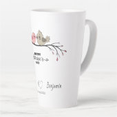 かわいいマンガのラブバードを枝にバレンタインデー カフェラテマグ (右アングル)