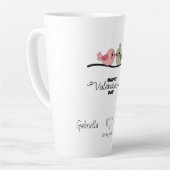 かわいいマンガのラブバードを枝にバレンタインデー カフェラテマグ (左アングル)