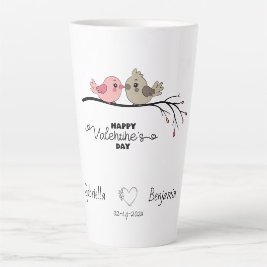 かわいいマンガのラブバードを枝にバレンタインデー カフェラテマグ (正面)