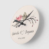 かわいいマンガのラブバードを枝にバレンタインデー ラウンド壁時計 (傾斜)