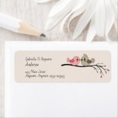 かわいいマンガのラブバードを枝にバレンタインデー ラベル (インサイチュ)