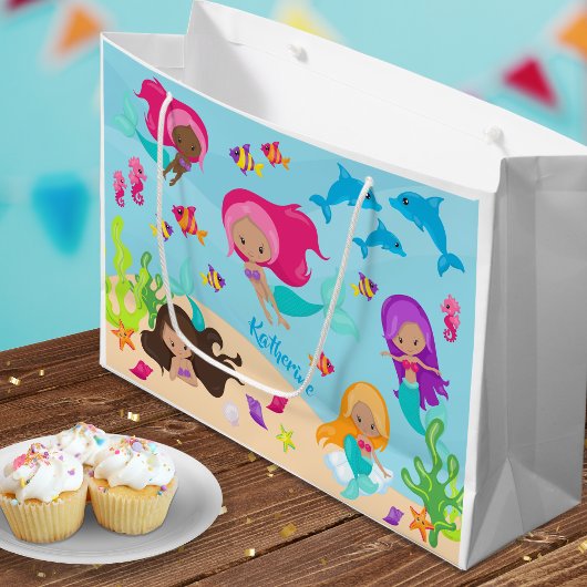 かわいいマンガの人魚の小さな女の子が海中 ラージペーパーバッグ