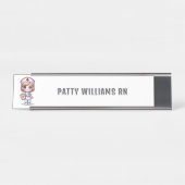 かわいいマンガナースとブロンドパーソナライズされた髪 デスクネームプレート (正面)