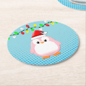 かわいいマンガペンギンサンタハットクリスマスライト ラウンドペーパーコースター (アングル)