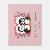 かわいいマンガペンギン愛好家ハートバレンタインデー フリースブランケット (正面)