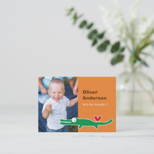 かわいいマンガ緑のアリゲーターフォトキッドの日遊付付 コーリングカード (スタンド正面)