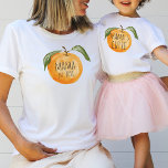 かわいいマンダリンオレンジマママママママチャイルドマッチング Tシャツ<br><div class="desc">水の色のミカン色彩の鮮やかランのフルーツとカスタマイズ可能な文字"ママ"と"定位日"、私のコレクション"ママと私のデザイン"に一致する"ママのかわいこちゃん"シャツを見つける。</div>