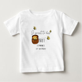 かわいいミツバチ　ソー・スウィート・トゥ・ビー・ワン　1歳の誕生日 ベビーTシャツ