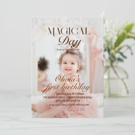 かわいいミニマリストソフトフォト1st女の子の誕生日パーティー 招待状 (スタンド正面)