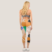 かわいいモダンクラシックベージュとブラウン抽象芸術 カプリレギンス (裏面)