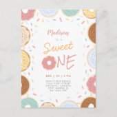 かわいいモダンパステルドーナツ写真ファースト誕生日 インビテーションポストカード (正面)