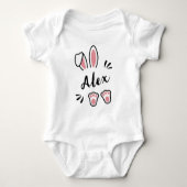 かわいいモダンパステルピンクラビットカスタマイズ可能な名前 ベビーボディスーツ (正面)
