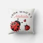 かわいいモダンレッドラディバグハッピーバースデーカスタム クッション (裏面)