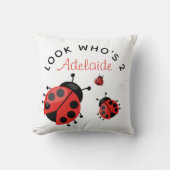 かわいいモダンレッドラディバグハッピーバースデーカスタム クッション (正面)