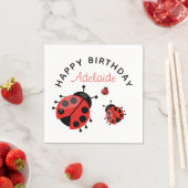 かわいいモダンレッドラディバグハッピーバースデーカスタム スタンダードカクテルナプキン (インサイチュ)