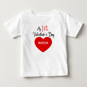かわいいモダン赤いハート私の最初のバレンタインデー ベビーTシャツ