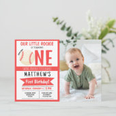 かわいいモダン野球リボン写真第1誕生日 招待状 (スタンド正面)