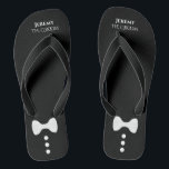 かわいいモックタキシードネクタイ新郎ブラック結婚ズ ビーチサンダル<br><div class="desc">この可愛いビーチサンダルは、新郎が靴を脱いで結婚式のレセプションに祝出すのに最適な方法だ。可愛くておもしろいモックなタキシードデザインシンプルに、白い蝶ネクタイと黒い背景のボタンに名前とタイトルを付けたおもしろいを使用。</div>