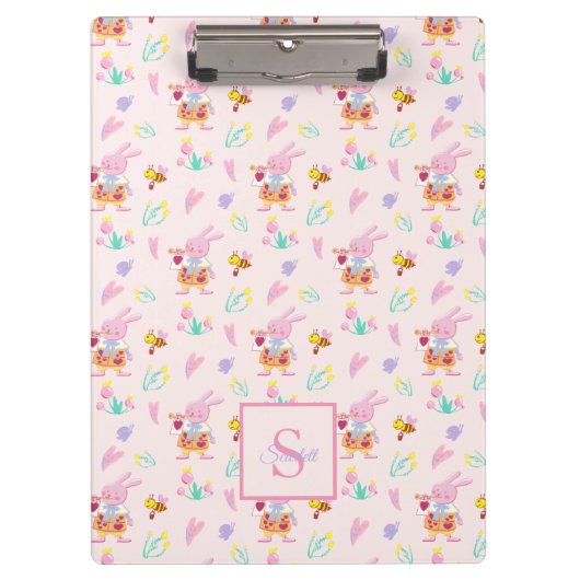 かわいいモノグラムピンクウサギ&ビーガーデンパターン クリップボード (正面)