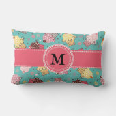 かわいいモノグラムピンクティール(緑がかった色)とイエローカップケークランバー ランバークッション (裏面)