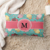 かわいいモノグラムピンクティール(緑がかった色)とイエローカップケークランバー ランバークッション (ブランケット)