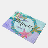 かわいいモノグラムマーメイドティール(緑がかった色)&パープルウォーター色 ドアマット (アングル)