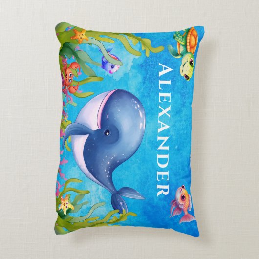 かわいいモノグラム名沿岸ウミガメとクジラ アクセントクッション (裏面(縦))