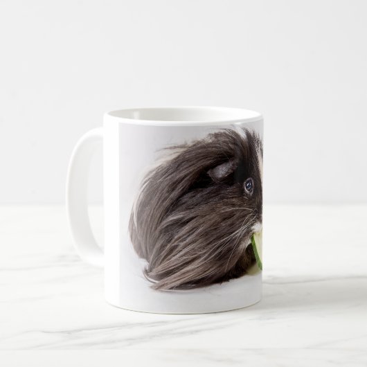 かわいいモルモットの食べ物のきゅうりが付いているマグ コーヒーマグカップ (正面左)