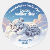 かわいいユキヒョウ雲の上で眠る赤ちゃんシャワー ラウンドシール (正面)