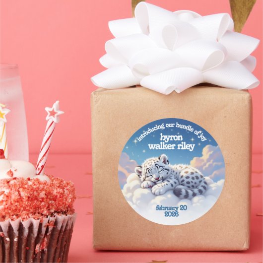 かわいいユキヒョウ雲の上で眠る赤ちゃんシャワー ラウンドシール (パーティー)