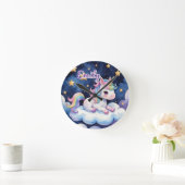 かわいいユニコーンが雲の上にお名前クロックを編集 ラウンド壁時計 (ホーム)