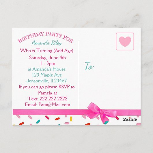 かわいいユニコーンとピンクキャンディ振りかける誕生日 ポストカード (裏面)