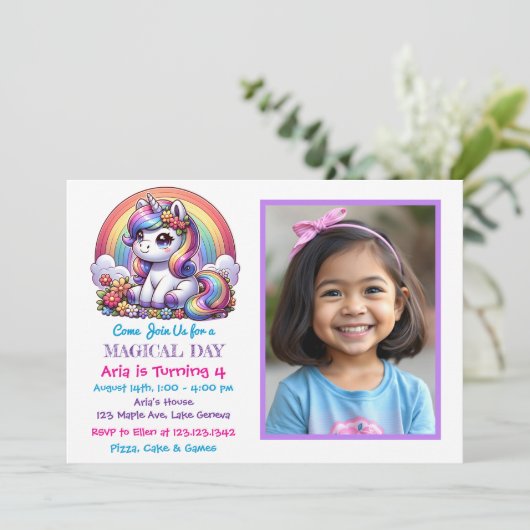 かわいいユニコーンとレインボーチャイルドの写真誕生日 招待状 (スタンド正面)