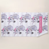 かわいいユニコーンの花を頭にストライプ背景 ビーチタオル (正面)