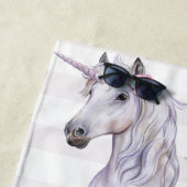 かわいいユニコーンの花を頭にストライプ背景 ビーチタオル (インサイチュ)