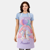 かわいいユニコーンカラフルレインボーパーソナライズされたド エプロン (着用した状態)