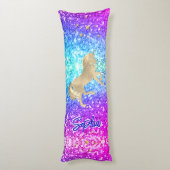 かわいいユニコーンピンクグリッターレインボーモノグラム ボディピロー (裏面 (縦))